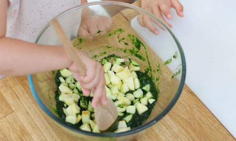 Dan Step 4: Reveal the spinach goo. Scrape into a large bowl, then let the kids mix in the apples