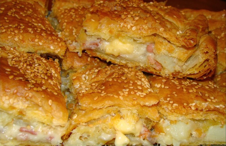 Πίτα με πατάτες, μπέικον και τριμμένο τυρί