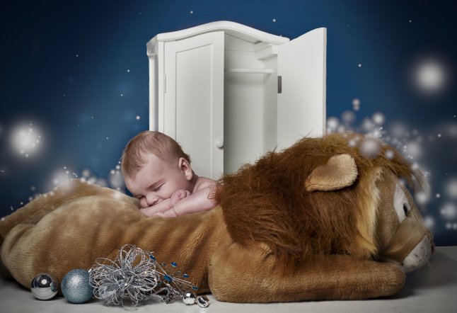 Casper (10 weeks) recreates The Lion, The Witch and The Wardrobe_646x442