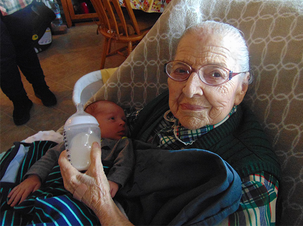 newborn-baby-girl-meets-grandma-101-year-difference-rosa-camfield-4