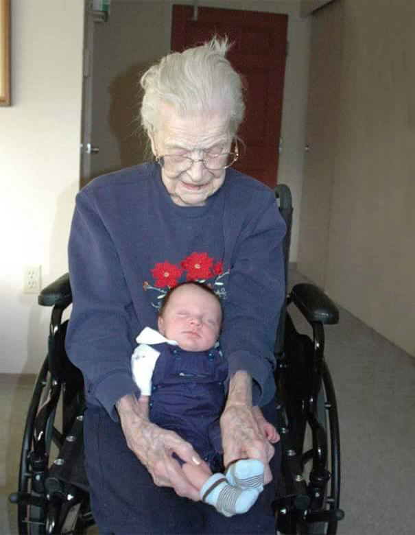 newborn-baby-girl-meets-grandma-101-year-difference-rosa-camfield-8