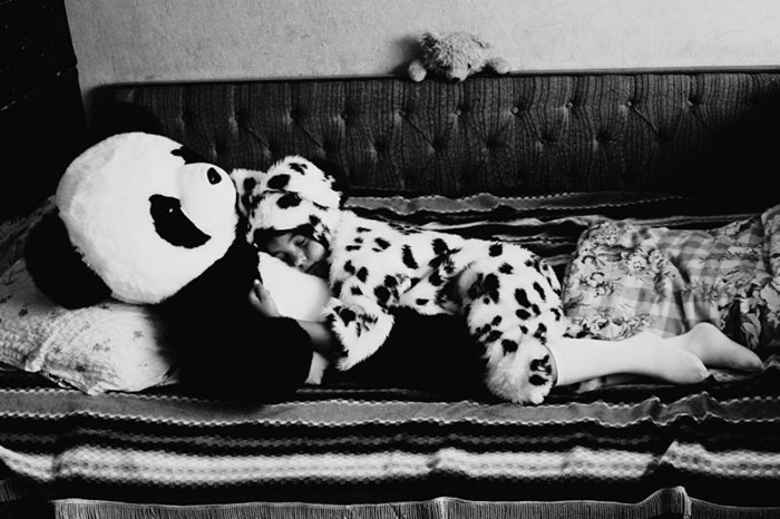 black-and-white-photography-childhood-joy-felicia-simon-14
