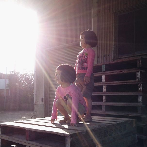 childhood-twin-sisters-family-pictures-sunmoooon-akira-oozawa-21__605