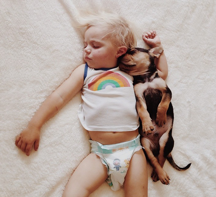 kids-with-dogs-422__700