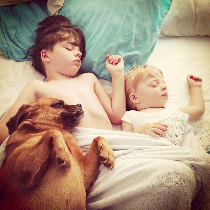 kids-with-dogs-53__700