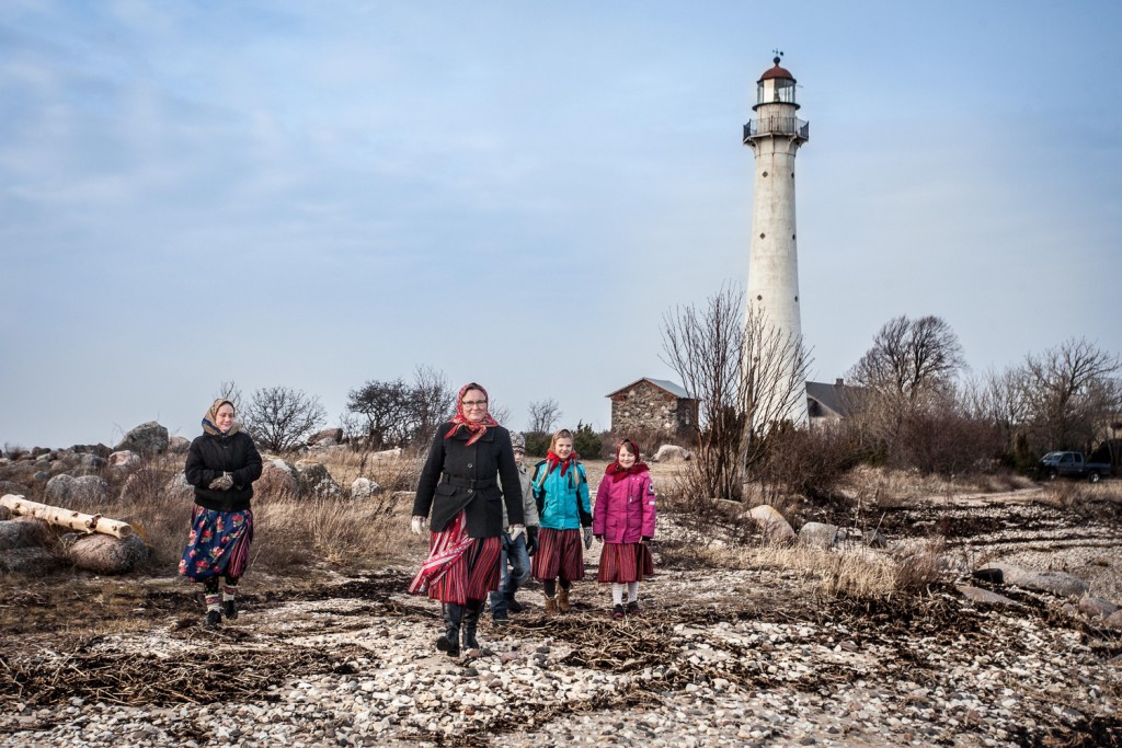 Mare Mätas, leader of the island is also the president of the Kihnu Cultural Space Foundation. She’s having walk with her friend Christina and some kids. In the background, a XIXth century english lighthouse.  - Mare Mätas, figure incontournable de l'île et à la tête de la Kihnu Cultural Space Foundation se promène sur la plage accompagnée de Christina et d'enfants. En arrière plan, un phare de fabrication anglaise datant du XIXe siècle. Kihnu, le 4 février 2015