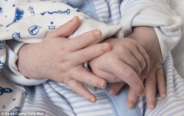 Η απίθανη στιγμή που δυο νεογέννητα ενώνουν τα χέρια απέναντι στον κίνδυνο