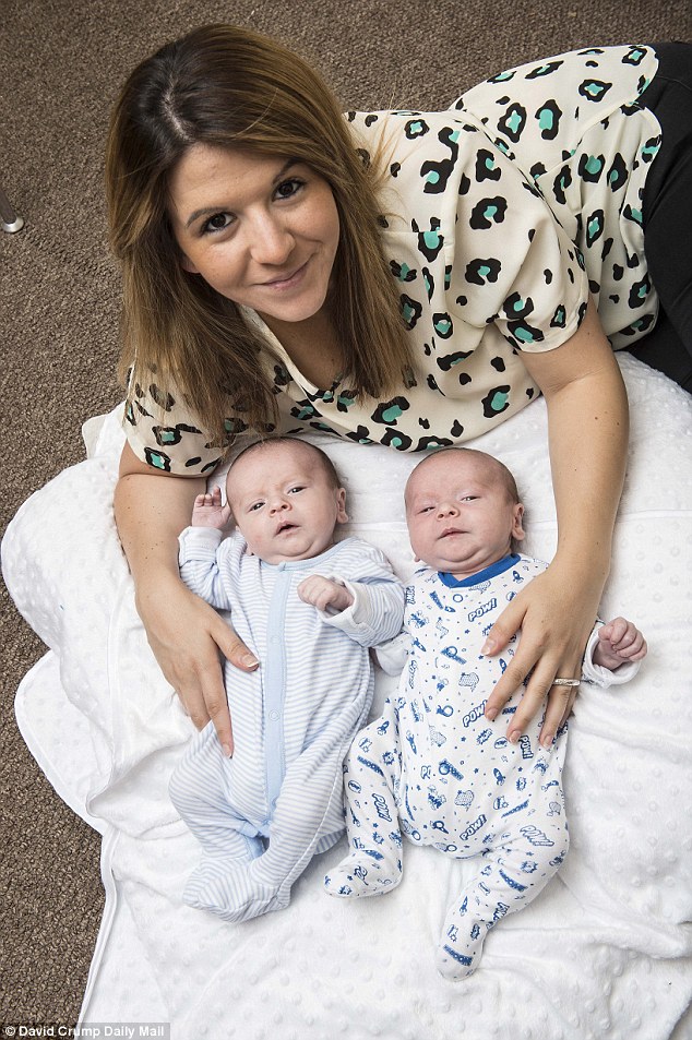 2B0C0E6400000578-3297454-All_well_After_four_days_in_hospital_the_twins_mother_Francesca_-a-43_1446241791969