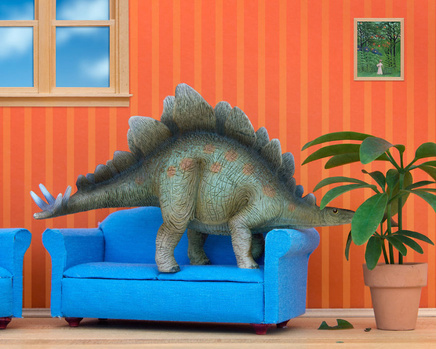 i-teach-my-daughter-photography-by-creating-domestic-dinosaur-scenes-11__880