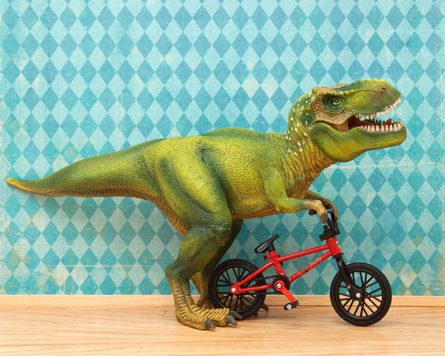 i-teach-my-daughter-photography-by-creating-domestic-dinosaur-scenes-12__880