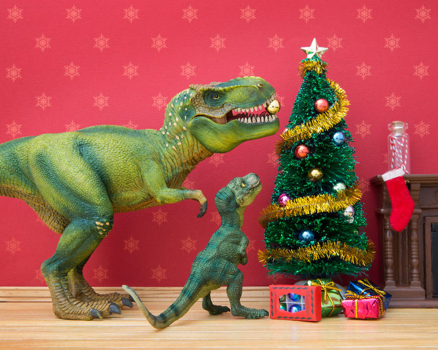 i-teach-my-daughter-photography-by-creating-domestic-dinosaur-scenes-2__880