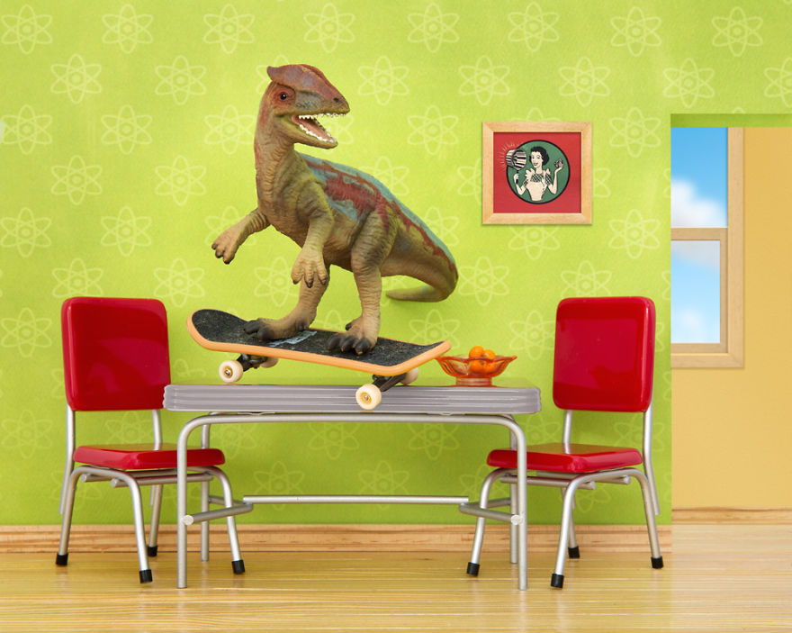 i-teach-my-daughter-photography-by-creating-domestic-dinosaur-scenes-3__880