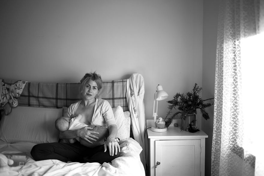 tired-of-staged-breastfeeding-photos-i-started-shooting-it-in-all-its-beautiful-messiness-16__880