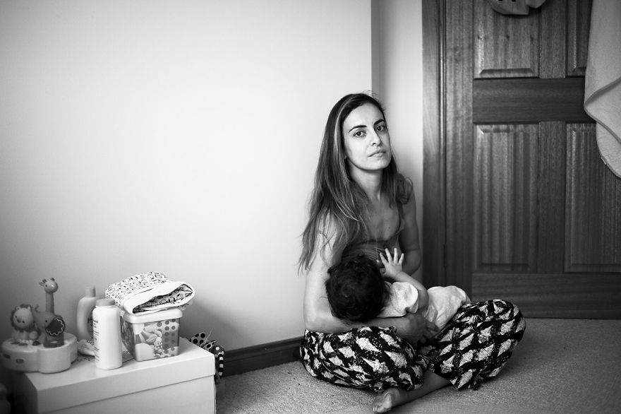 tired-of-staged-breastfeeding-photos-i-started-shooting-it-in-all-its-beautiful-messiness-20__880