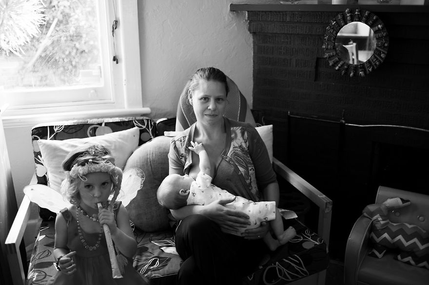 tired-of-staged-breastfeeding-photos-i-started-shooting-it-in-all-its-beautiful-messiness-9__880