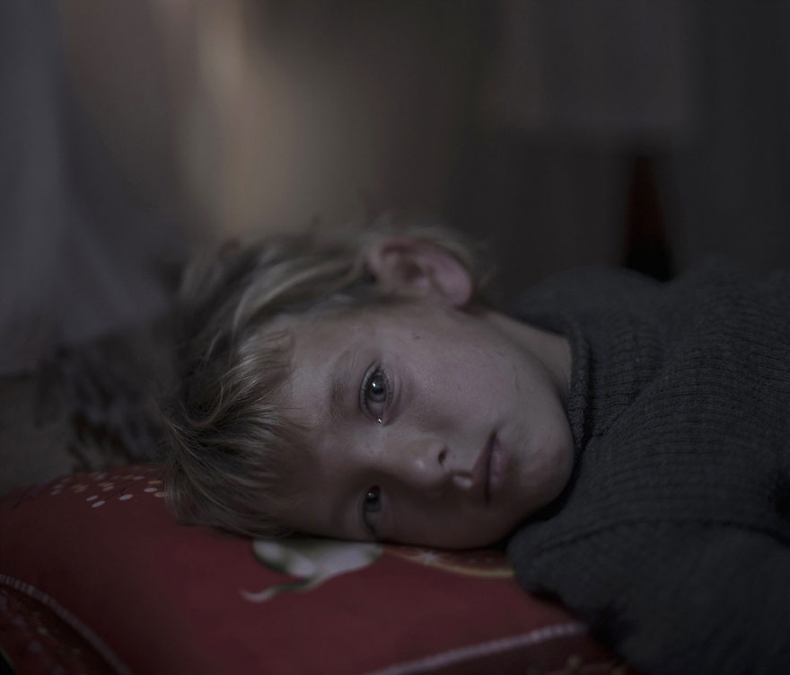 where-children-sleep-syrian-refugee-crisis-photography-magnus-wennman-3 (1)