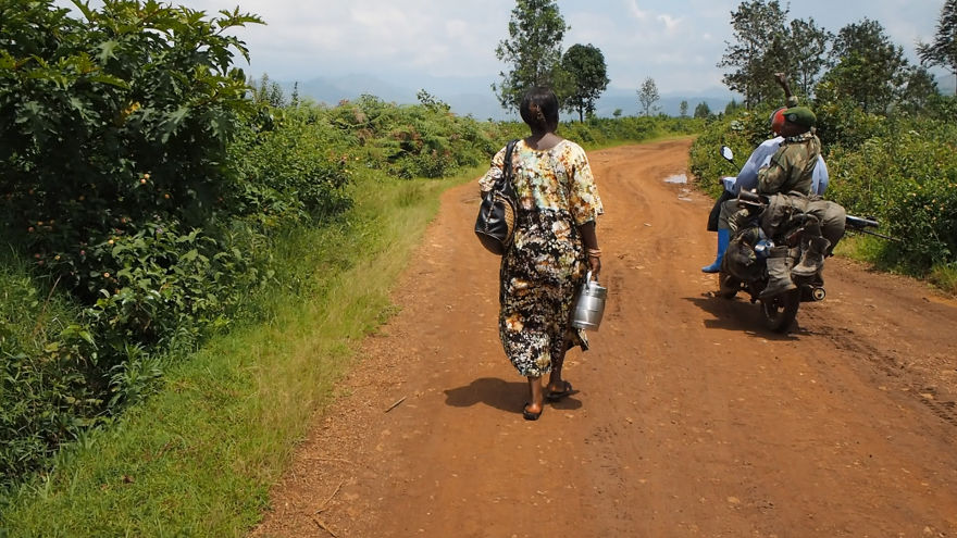pregnant-woman-from-congo-walks-27-km-in-5-hours-just-to-get-to-her-nearest-clinic-3__880