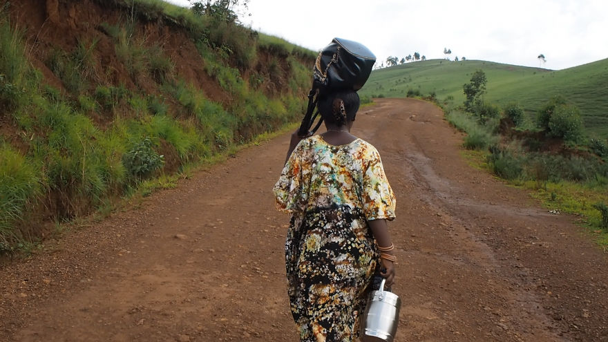 pregnant-woman-from-congo-walks-27-km-in-5-hours-just-to-get-to-her-nearest-clinic-8__880
